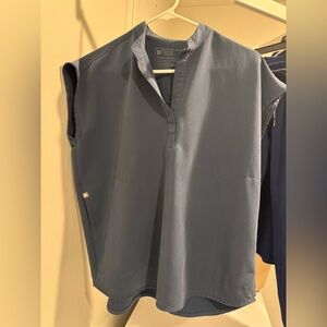 Figs scrub Rafaela top. Dark Harbor XS